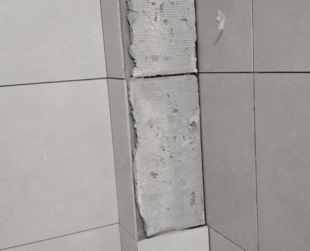 代县瓷砖空鼓维修公司分享下瓷砖施工前基层浇水润湿程度不足，可能导致以下问题