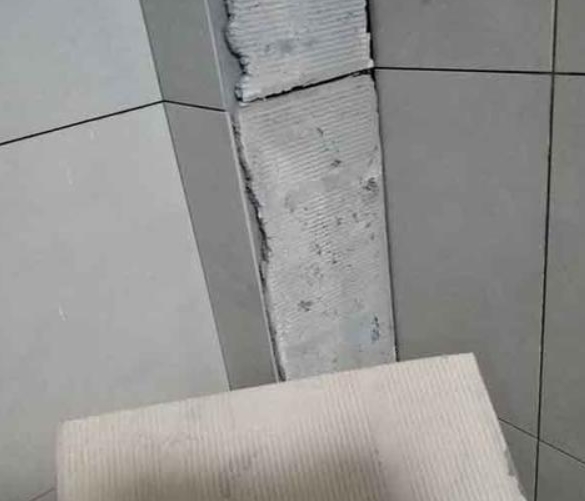 代县瓷砖空鼓维修公司分享下厨房瓷砖脱落的补救措施。
